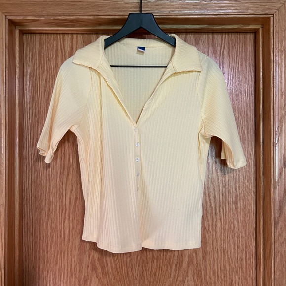 TRENDING Women's Butter Yellow Button Down Shirt - Size L - Picture 1 of 4